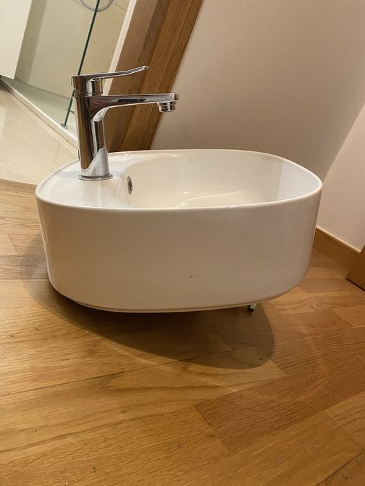 Lavatório de pousar com torneira