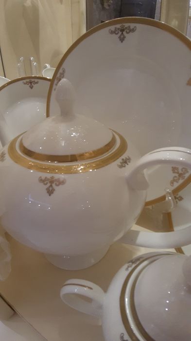 Продам шикарный столовый сервиз на 6 персон. 48 предметов.