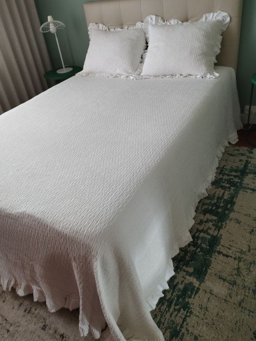 Coberta com folho duplo e almofadas