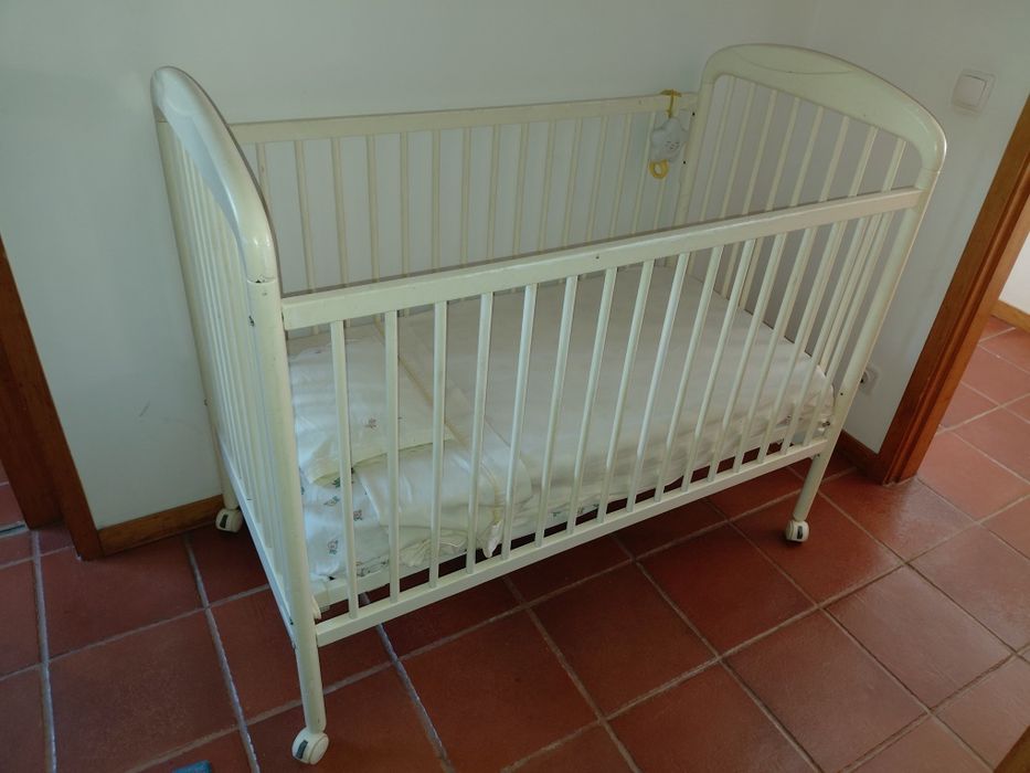 Berço branco para bebé