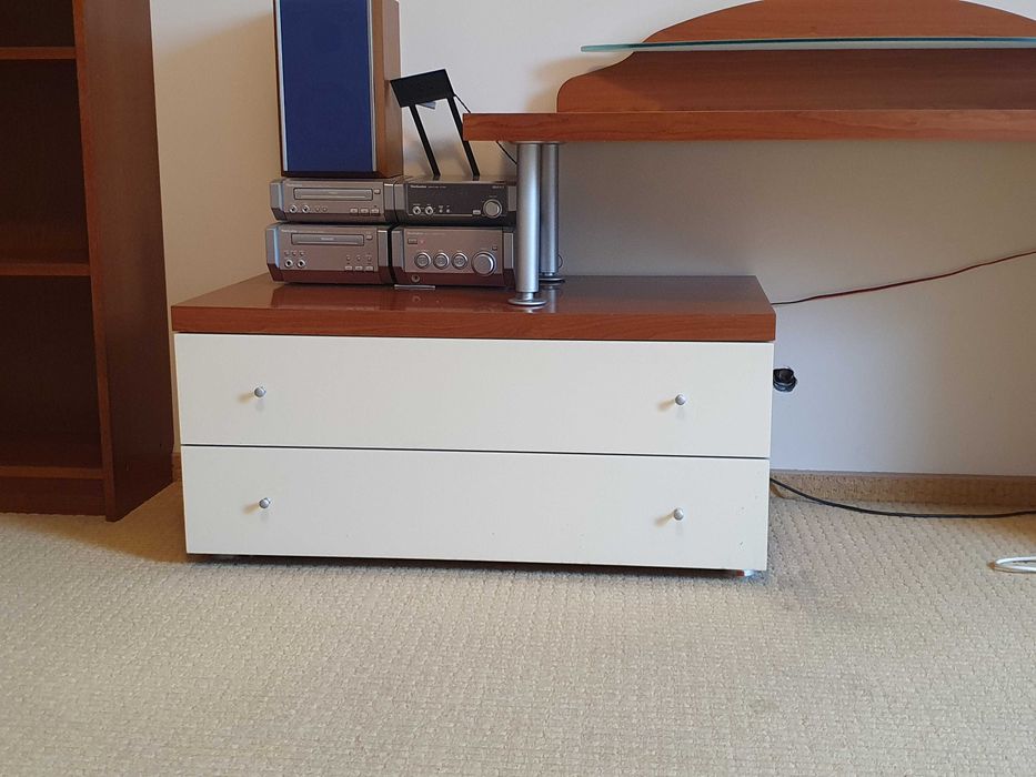 Toaletka z lustrem w kolorze wiśniowym