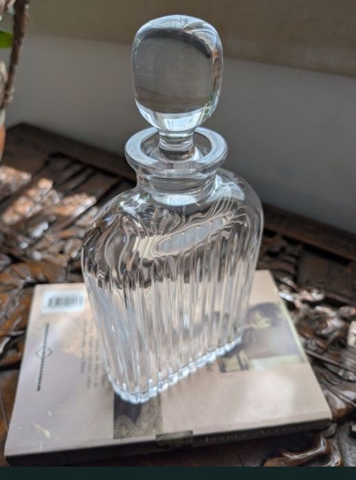 Uma garrafa cristal