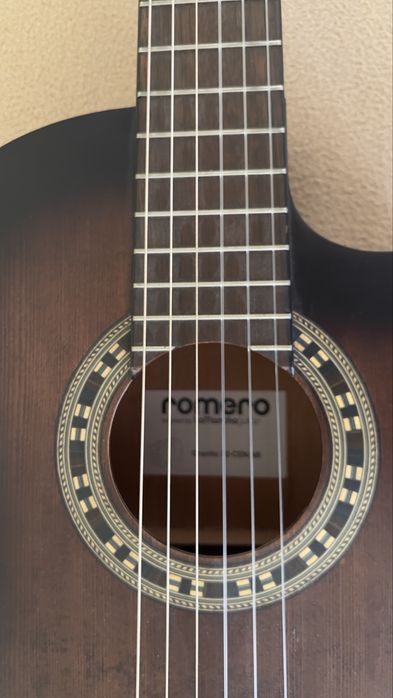 Guitarra Romero com cutaway e pickup e estojo almofadado