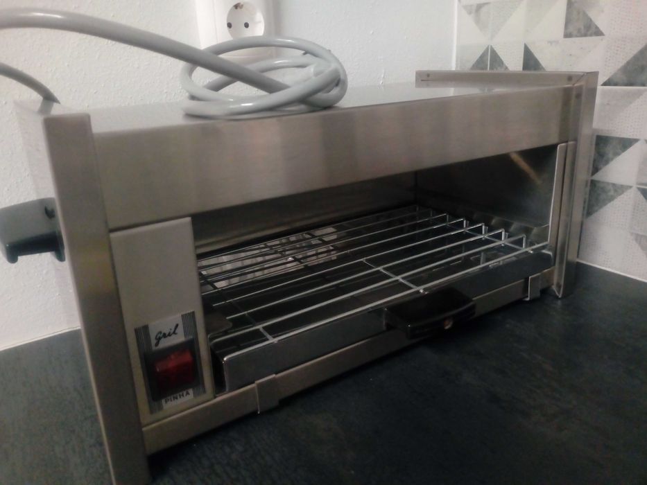 Grelhador elétrico em inox, com tabuleiro amovível