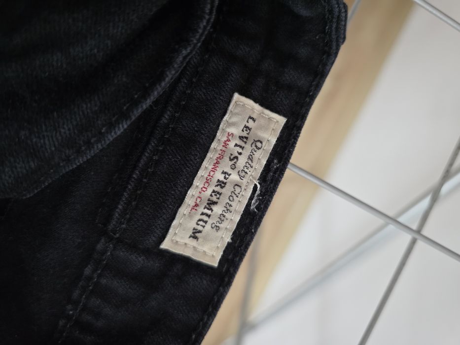 Czarne spodnie levis