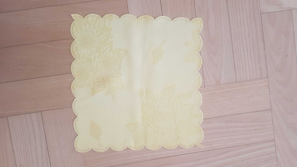 S e r w e t k żółte 26 cm x 26 cm komplet 12 sztuk