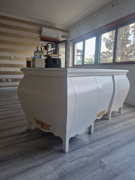 Secretaria branca com apontamentos dourados