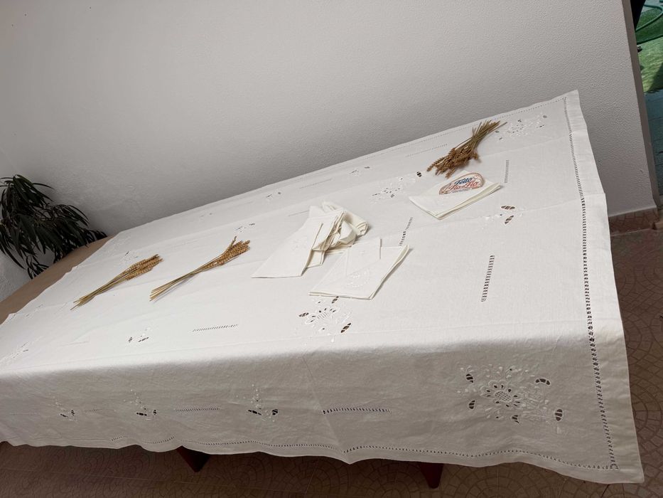 Toalha de mesa em puro linho antigo, bordados da Lixa, nova e por estrear!