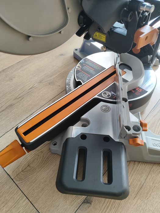 Piła ukosowa z posuwem Evolution 2000w, tarcza 255mm. 06/2025 rok
Piła