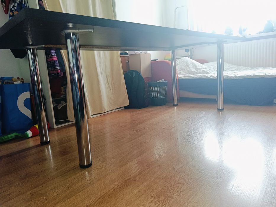 Duży stół z odkrecanymi nogami