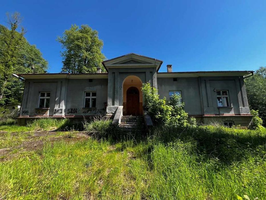 Dwór eklektyczny wzniesiony w 1880 roku w Uniszowej, gmina Ryglice