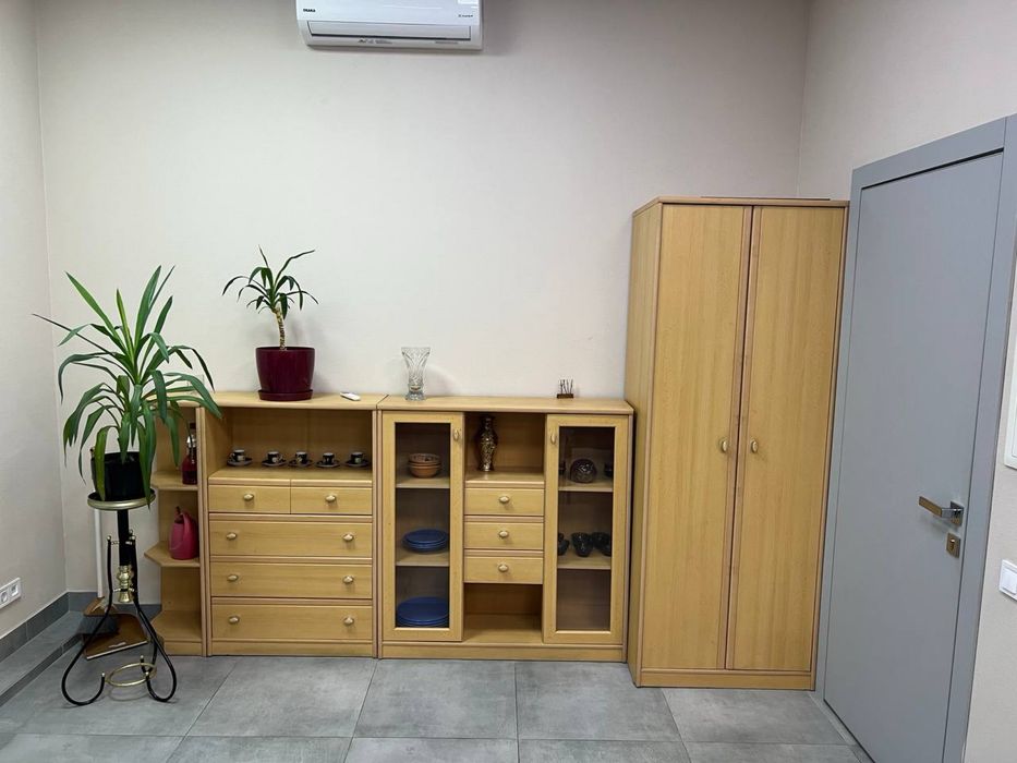 Офісні меблі: шафа, комод, стіл, тумба
