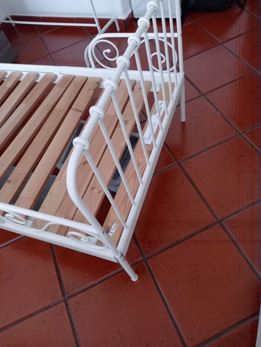 Cama IKEA com estrado e colchão.