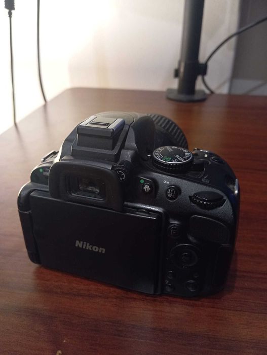 Nikon D5100 + NIKKOR 18-55mm VR + Bateria Extra + Cartão MicroSD 64GBs+ Mochila Hama