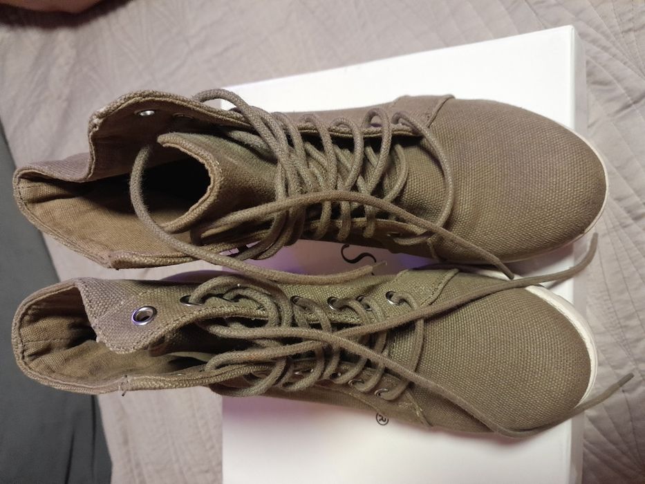 Botki sznurowane na obcasie