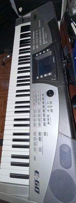 Roland E-60 – Teclado Arranjador Profissional em Bom Estado