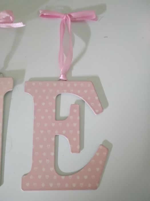 Nome Inês para colocar na parede laço de fita rosa