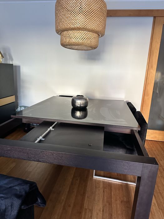 Mesa de jantar e cadeiras