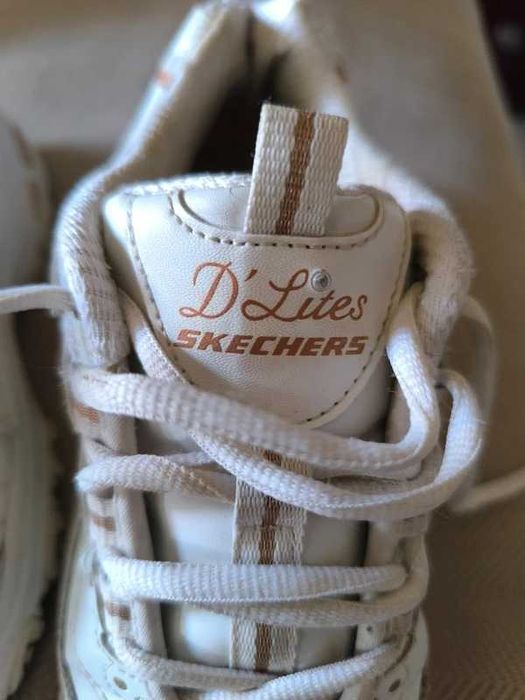 Sapatilhas casuais Skechers D'Lites em branco/dourado rosa - Glamour Feels