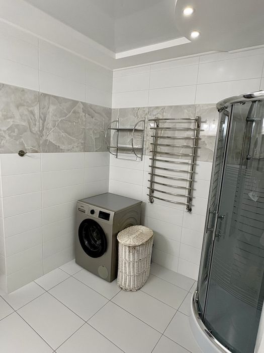 Продам 2-во поверхову квартиру в центрі міста