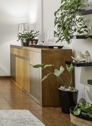 Vendo mesa de jantar com 6 cadeiras e aparador