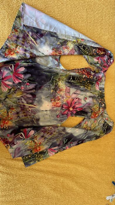 Blusa sem mangas XXL padrão floral colorido com botões
