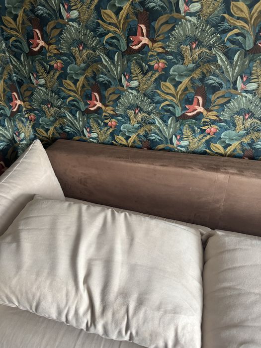 Bezowo-brązowa rozkladana sofa