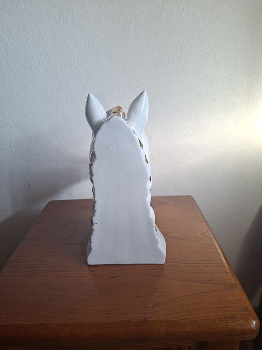 0Vendo escultura em porcelana branca de cavalo