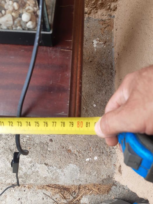 Aquário em vidro com luz e acessórios.