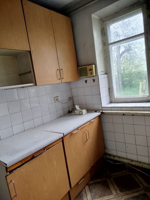 Фасадна квартира  в селищі Романів з автономним опаленням під бізнес або житло