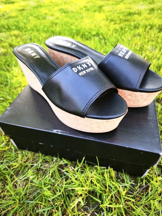 Шльопанці на танкетці. DKNY . Оригінал .