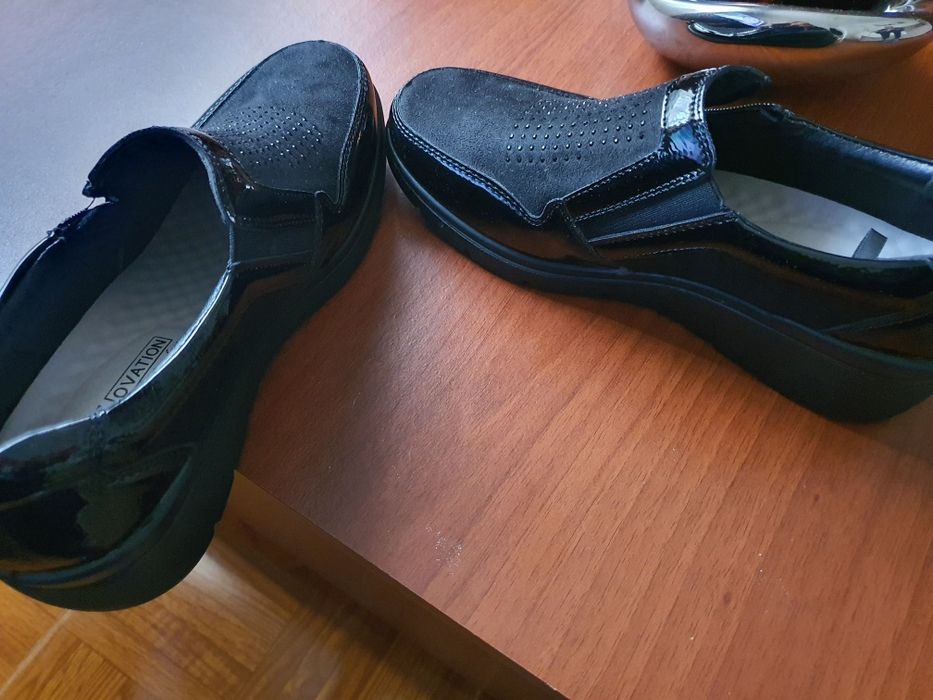 Vendo Sapatos  com cunha na sola novos