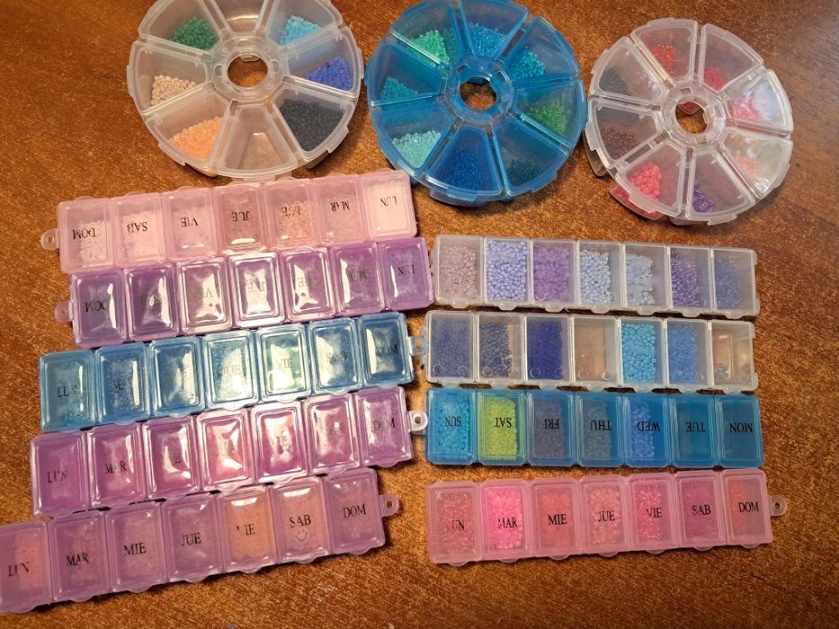 12 коробочек с чешским бисером