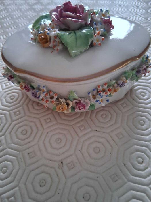 caixa guarda-joias em porcelana da extinta fábrica portuguesa Artibus