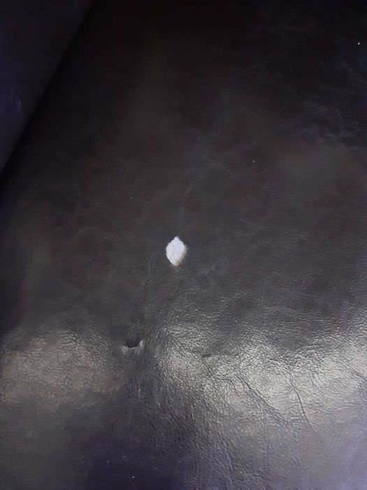 Sofá escuro em pele
