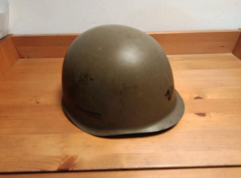 Capacete militar antigo com dragões