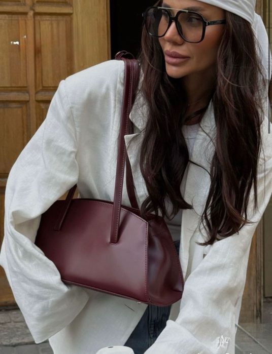 Стильна крихітка кольору марсала