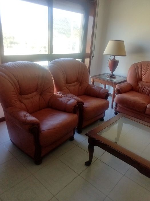 Conjunto de Sofás em pel com mesas e candeeiros