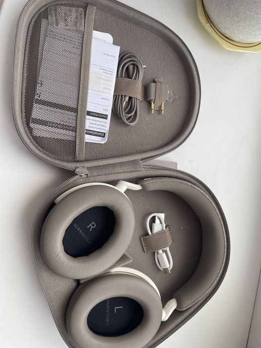 Sennheiser Momentum 4 , нові преміальні навушники.