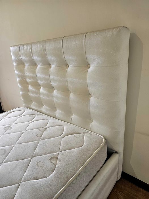 Cama de solteiro estofada como nova
