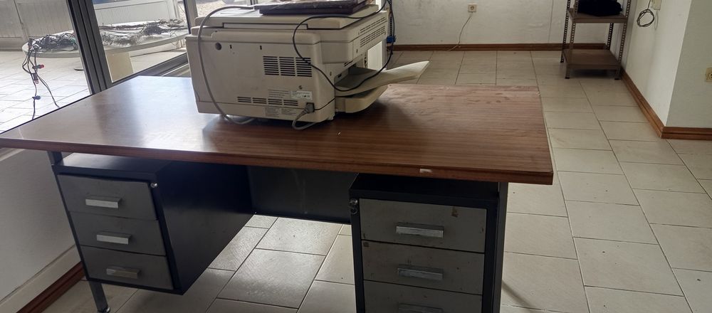 Lote de Escritório (Secretária Metálica Industrial e Fotocopiadora Toshiba) – Lousada