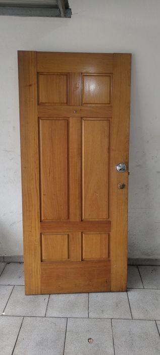 Vendo porta de entrada em madeira