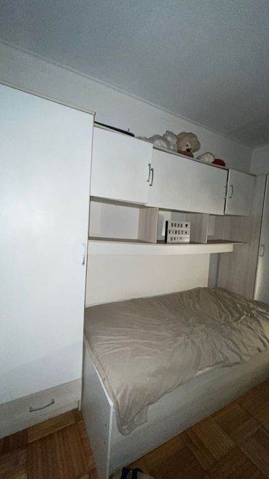 Conjunto cama dupla com colchões e armário – funcional e prático