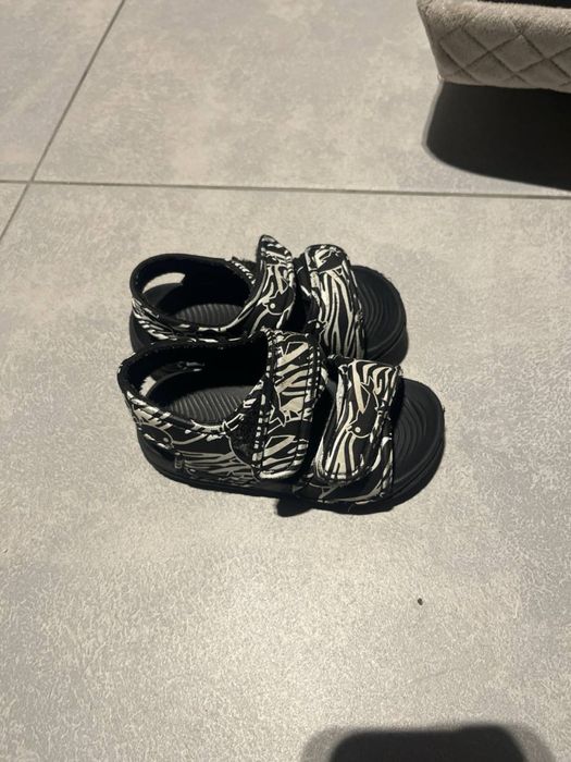 Взуття дітей в ідеальному стані 20-25,33-35 розмір