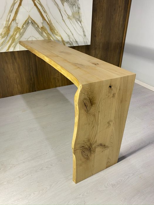 Bancada tipo L de madeira maciça.