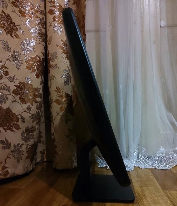 Монітор Dell 22-24" LED, гарний стан, з підставкою