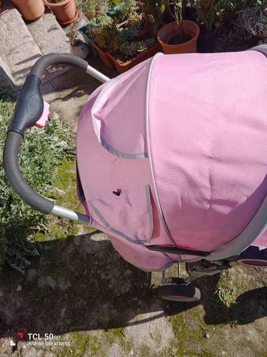 Carrinho de bebê em estado razoável com tudo a funcionar na perfeição.