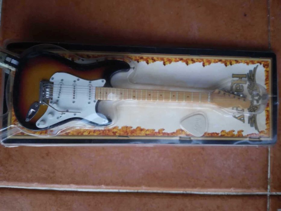 Miniatura Replica Guitarra Strato Escala de 1:4