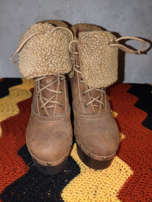 Botas com pêlo de volta