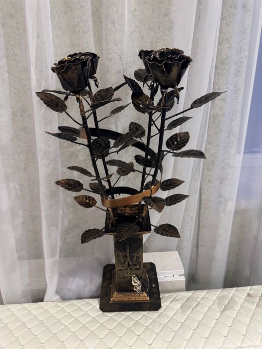 Ковані квіти
Для пам’яті близьких.Ручна робота, 
Достав